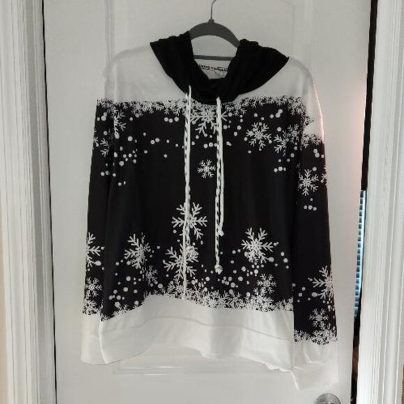 Tops - Black and white snowflake print long sleeve hoodie women's